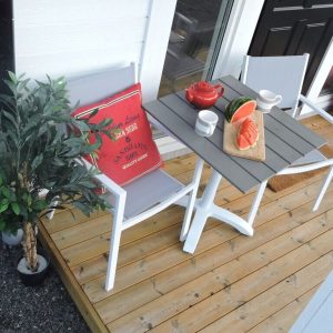 Matgrupp Utomhus – Venture Home Colorado Cafébord 70×70 Vit/Grå + 2 Copacabana Karmstolar Vit/Grå